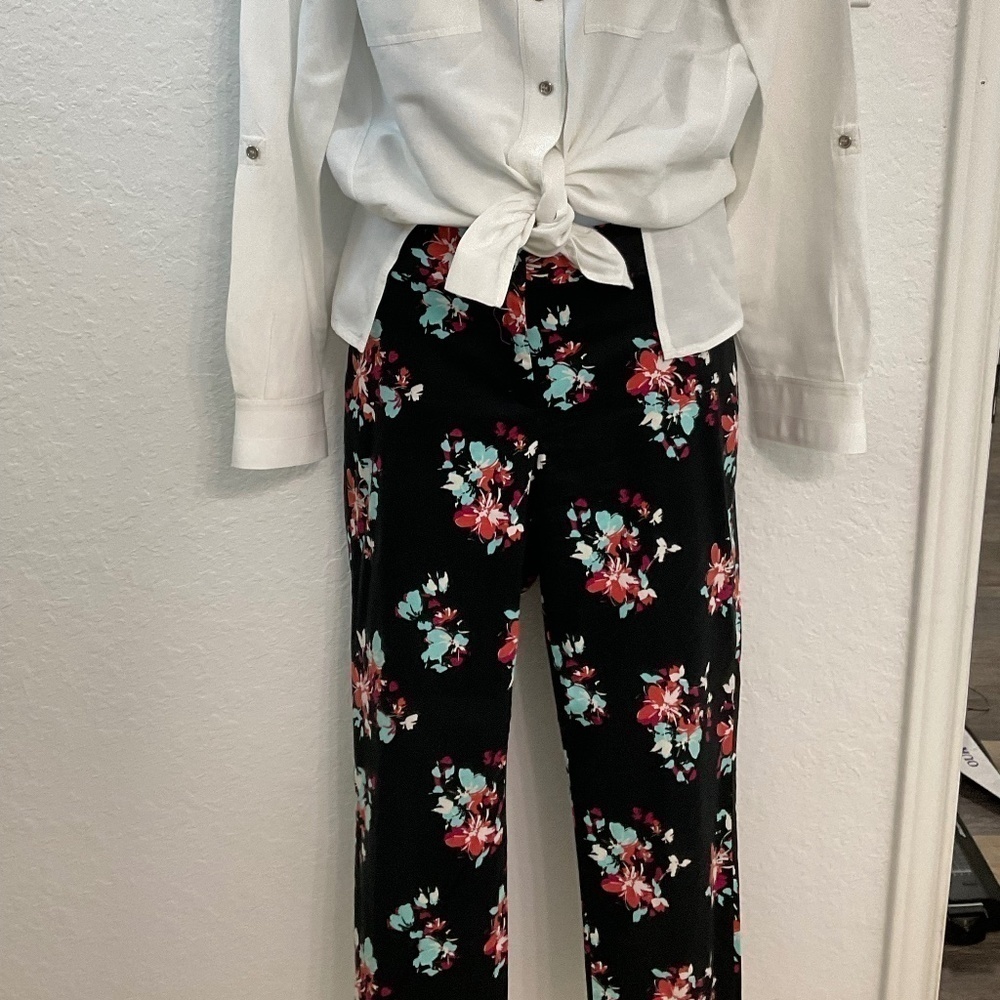 36- VanHeusen NWOT Black Floral Ankle Pants, Slim Fit Size 8. Cotton Blend.